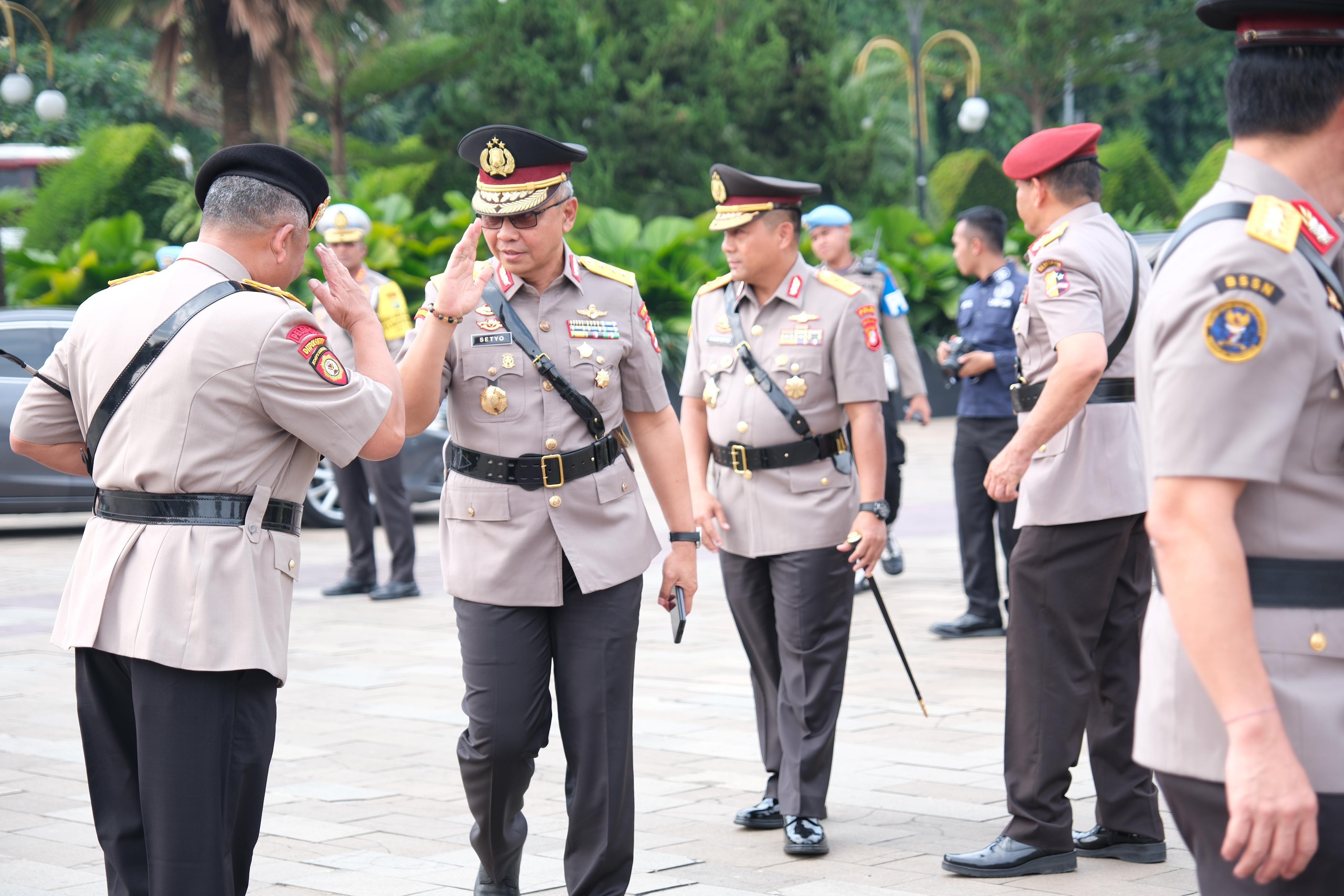 Dalam Rangka Menyambut HUT Bhayangkara ke-78, Irjen Kementan Setyo Budi Berziarah ke Taman Makam Pahlawan  TMP 