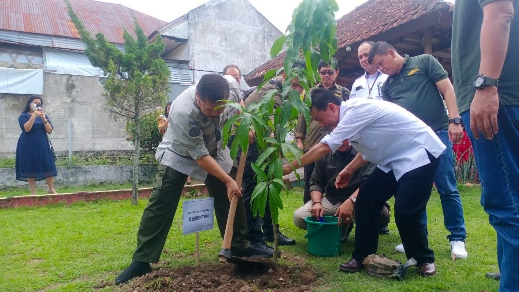 Irjen Kementan Serahkan Bibit Pohon Buah Untuk Jema   at GPIB Patmo Sabang