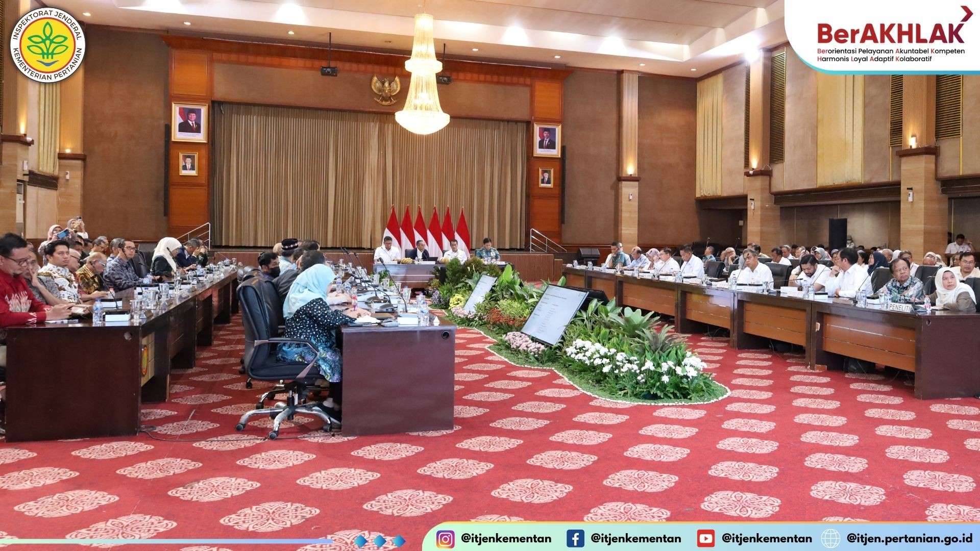 Pelaksana tugas  Plt  Inspektur Jenderal Kementerian Pertanian  Irjen Kementan  RI Tin Latifah menghadiri   Rapat pembahasan pengembangan budidaya gandum, bawang putih, kedelai dan jagung