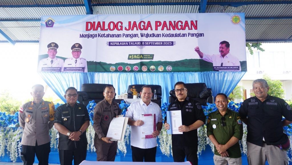 IRJEN KEMENTAN JAN MARINGKA SAKSIKAN PENANDATANGAN PERDA LP2B DI TALAUD